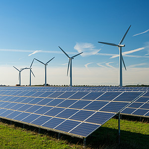 Bild von Solarzellen und Windkraftanlagen