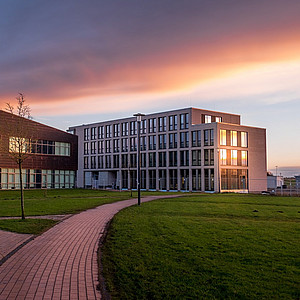 Bild vom Campus beim Sonnenuntergang.