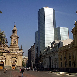 Foto eines Platzes mit alten und neuen Häusern im Zentrum von Santiago, Chile