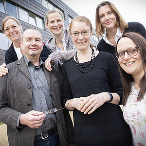 Gruppenfoto der Mitarbeitenden der Abteilung Sonderpädagogik des Lernens vor dem Gebäude Helsinki