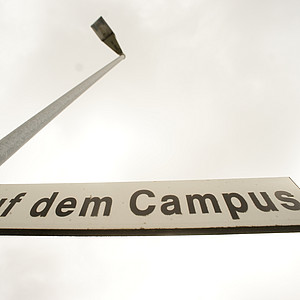 Auf dem Bild sieht man ein Straßenschild mit dem Namen auf dem Campus