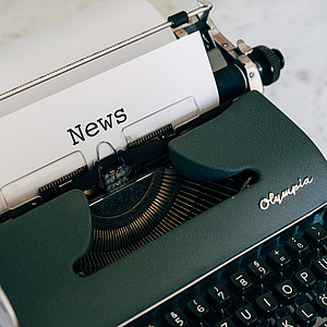 Das Wort 'News' wird auf einer Schreibmaschine geschrieben