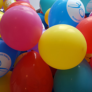 Das Bild zeigt bunte Luftballons.