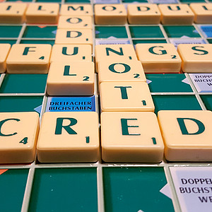 Das Bild zeigt ein Scrabble-Spielfeld. Zu lesen sind die Worte Credit, Note und Modul.