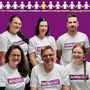Foto von Mitarbeitern der Abteilung Sprache und Kommunikation, welche T-shirts mit RADLD-Aufdruck tragen, vor violettem Hintergrund  