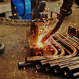 Eine Nahaufnahme eines Schweißprozesses von Stahl mit Funken 