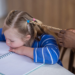 Nahaufnahme eines Mädchens mit Down-Syndrom zeichnend am Tisch
