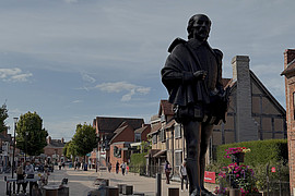 Eine Weitaufnahme einer Shakespeare Statue aus Stratford-Upon-Avon 
