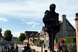 Eine Weitaufnahme einer Shakespeare Statue aus Stratford-Upon-Avon 