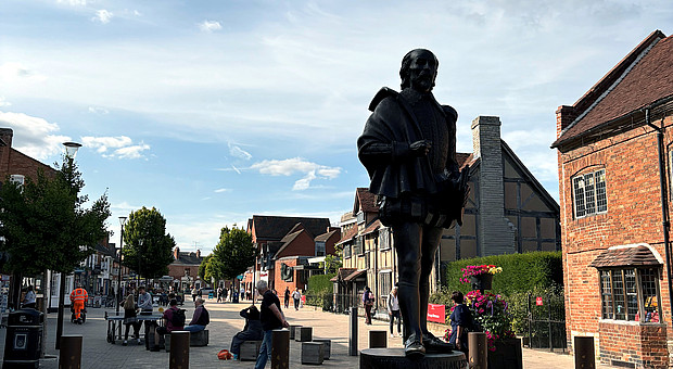 Eine Weitaufnahme einer Shakespeare Statue aus Stratford-Upon-Avon 