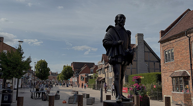 Eine Weitaufnahme einer Shakespeare Statue aus Stratford-Upon-Avon 