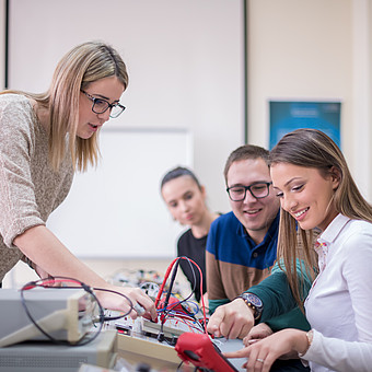 Eine Dozierende Person arbeitet mit einem Universitäts Seminar zur Elektrischen Schaltflächen 