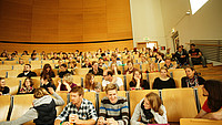 Ein vollbesetzter Hörsaal an der EUF