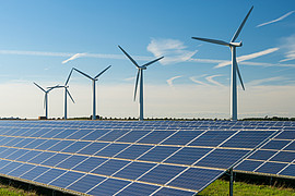 Bild von Solarzellen und Windkraftanlagen