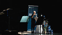 Ulrike Herrmann hält eine Rede auf der Bühne des Europa-Preises 2026 an der Europa-Universität Flensburg