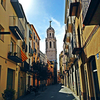 Ein Ausschnitt einer dichten und bunten Straße in Spanien 