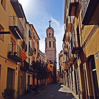 Ein Ausschnitt einer dichten und bunten Straße in Spanien 