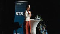 Margrethe Vestager hält eine Rede auf der Bühne des Europa-Preises 2026 an der Europa-Universität Flensburg