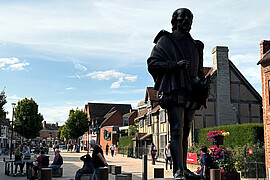 Eine Weitaufnahme einer Shakespeare Statue aus Stratford-Upon-Avon 