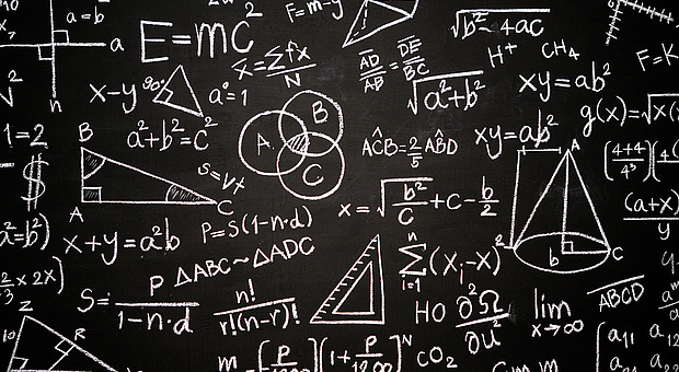Eine schwarze Tafel mit Mathematischen Formeln. 
