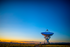 Bild eines Radioteleskops bei Sonnenaufgang