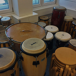 zeigt eine Sammlung an unterschiedlichen Percussion Instrumenten der EUF 
