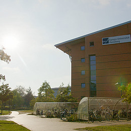 Gebäude OSL bei Sonne.