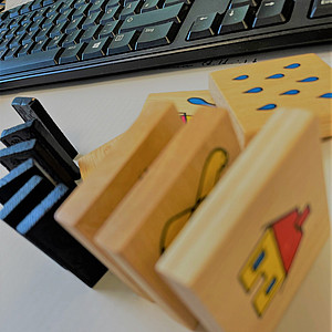 Foto von einer Computertastatur mit Spielsteinen im Vordergrund