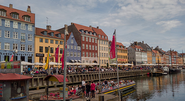 Bunte Häuser entlang der bekannten 'Nyhavn' in Kopenhagen, Dänermark. 