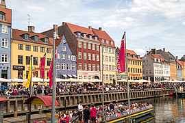 Bunte Häuser entlang der bekannten 'Nyhavn' in Kopenhagen, Dänermark. 