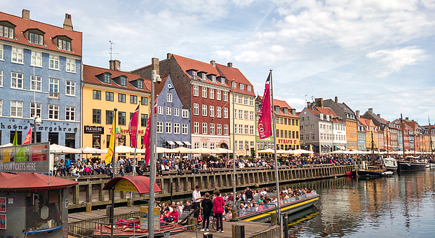 Bunte Häuser entlang der bekannten 'Nyhavn' in Kopenhagen, Dänermark. 