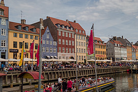 Bunte Häuser entlang der bekannten 'Nyhavn' in Kopenhagen, Dänermark. 