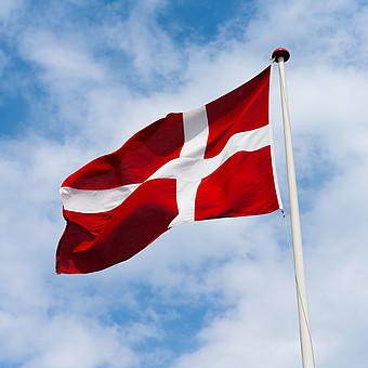 Die Dänische Flagge weht im Wind.