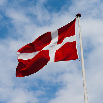 Die Dänische Flagge weht im Wind.