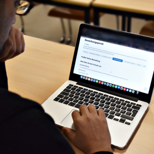 Ein Mensch, der das Online-Bewerbungsportal des ProRef-Programms der Europa-Universität Flensburg auf einem Laptop anschaut.