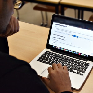 Ein Mensch, der das Online-Bewerbungsportal des ProRef-Programms der Europa-Universität Flensburg auf einem Laptop anschaut.