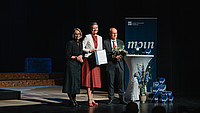 Auf der Bühne des Europa-Preises 2026 wird der Preis an Margrethe Vestager vergeben.