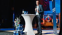 Jens Henriksen hält eine Rede auf der Bühne des Europa-Preises 2026 an der Europa-Universität Flensburg