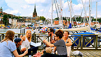 Am Pier des Flensburger Hafen haben es sich Studierende zu einem Picknick gemütlich gemacht.