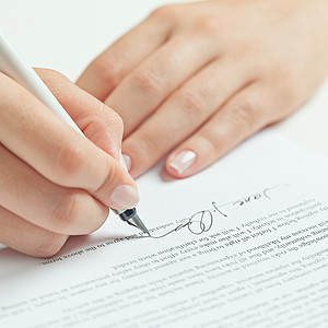 Bild zweier Hände beim Unterschreiben eines Vertrages