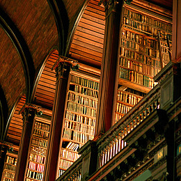 zeigt das innere einer historische Bibliothek von unten 