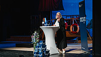 Dorit Stenke hält eine Rede auf der Bühne des Europa-Preises 2026 an der Europa-Universität Flensburg