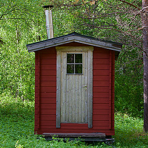 Bild von einer Hütte im Wald