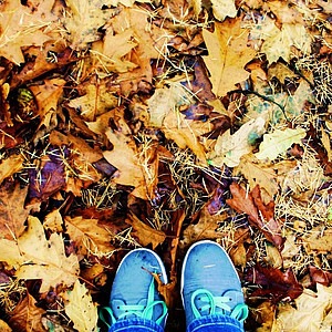 Füße in Herbstlaub