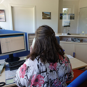Bilder einer Telefonistin in der Telefonzentrale/Information der EUF