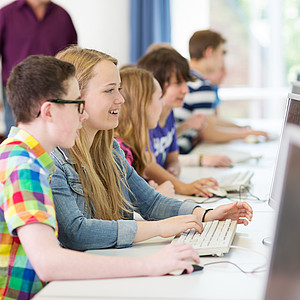 Bild von Jugendlichen an Computern