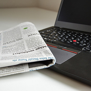 Laptop und Zeitung