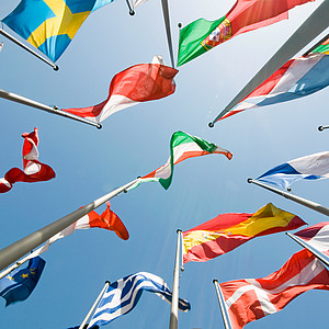 Viele Länderflaggen wehen im Wind