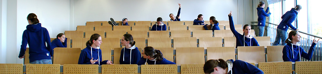 Bildmontage: 20 Mal die gleiche Studentin in verschiedenen Posen im Hörsaal