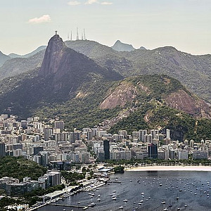 Foto der Bucht von Rio de Janeiro, Brasilien mit Bergen ud Jesusstatue im Hintergrund